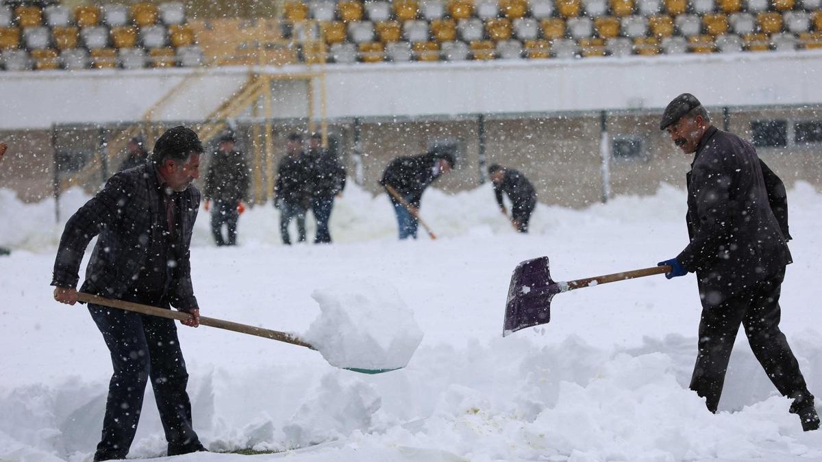 Kara gömülen stadı taraftar temizledi