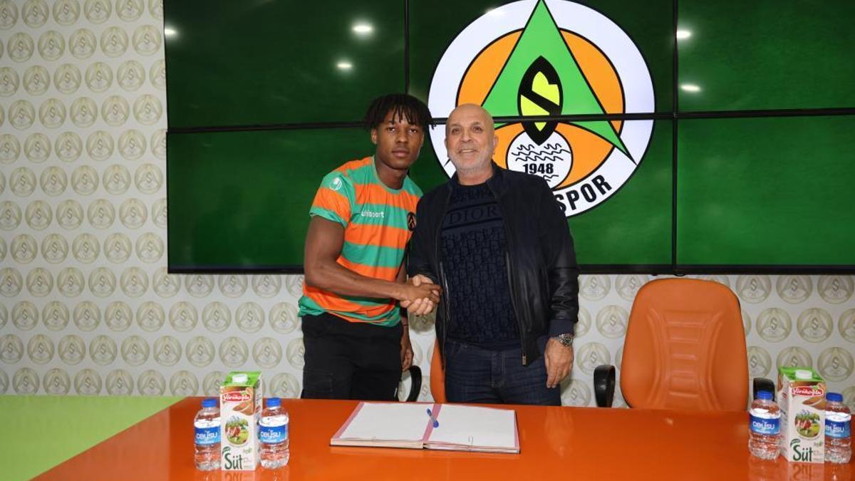 18 yaşındaki orta saha Alanyaspor ile imzaladı