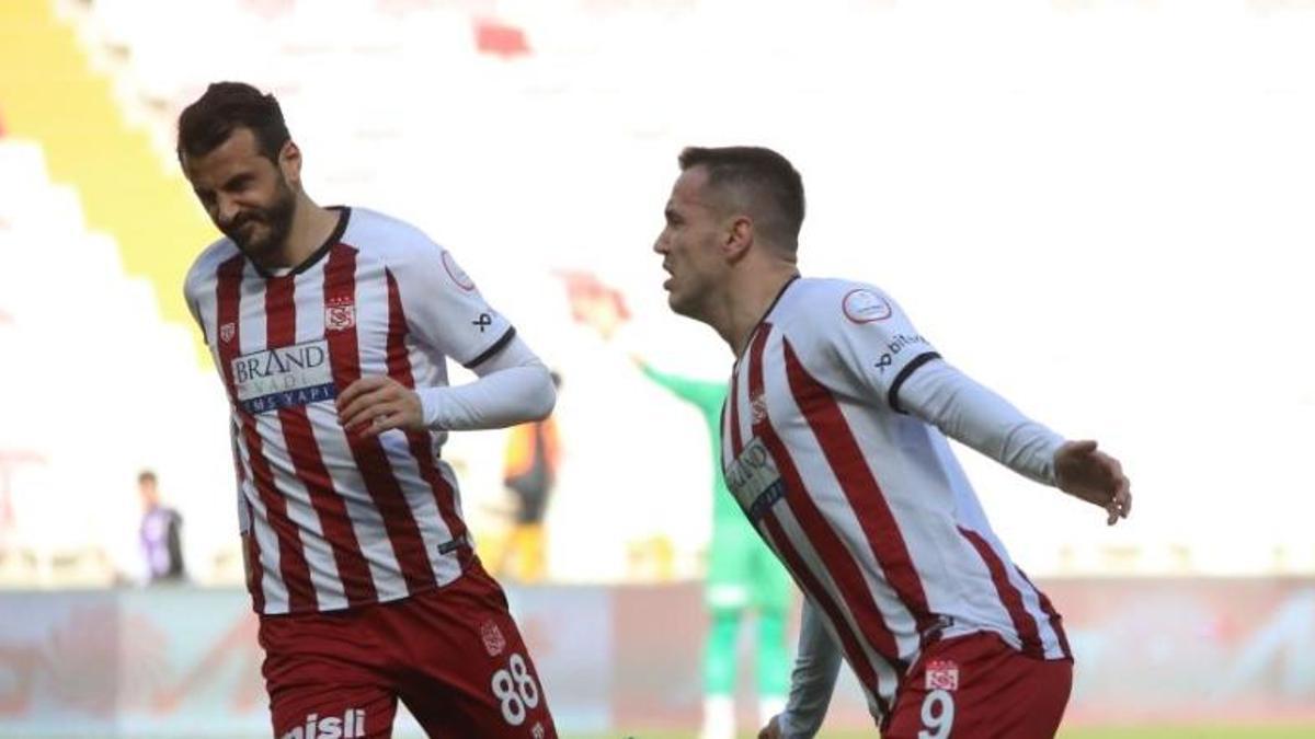 Rey Manaj’dan harika frikik golü