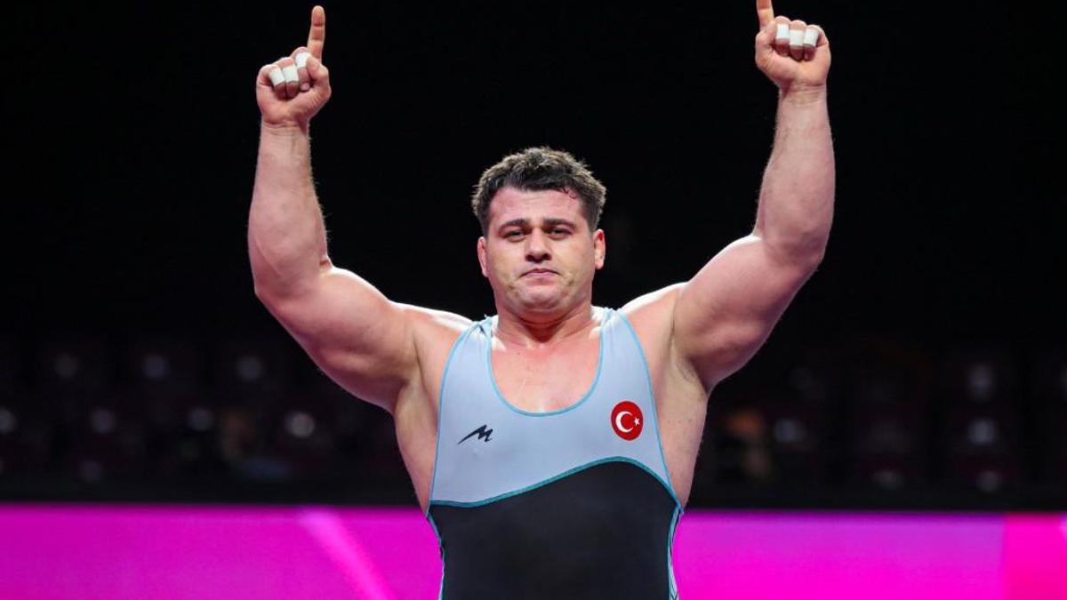 Rıza Kayaalp finalde Semenov'a kaybetti, gümüş madalya kazandı