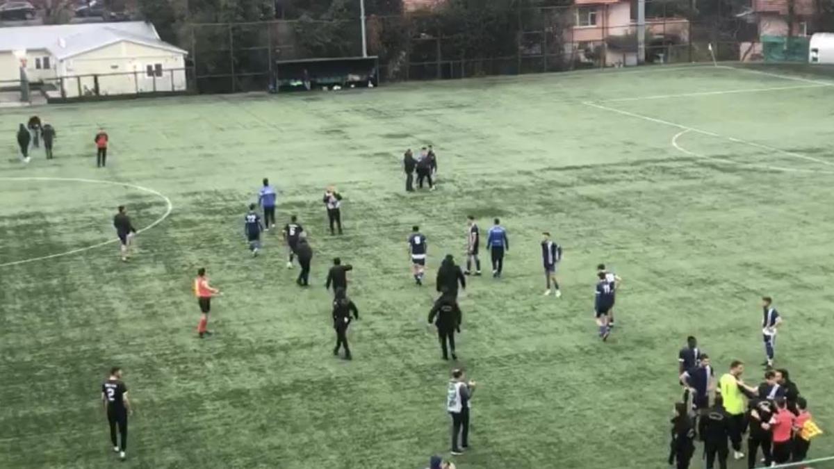 Futbolcular maçı bırakıp kavgaya tutuştu