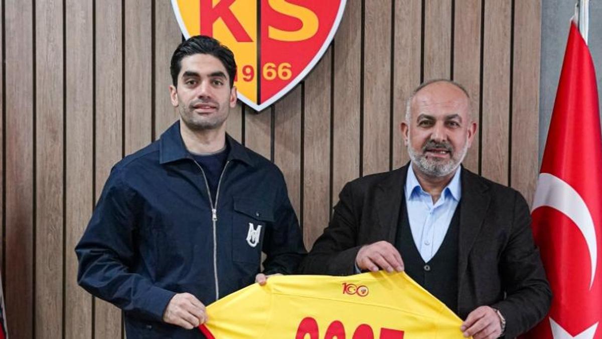 Kayserispor’da Ali Karimi imzayı attı