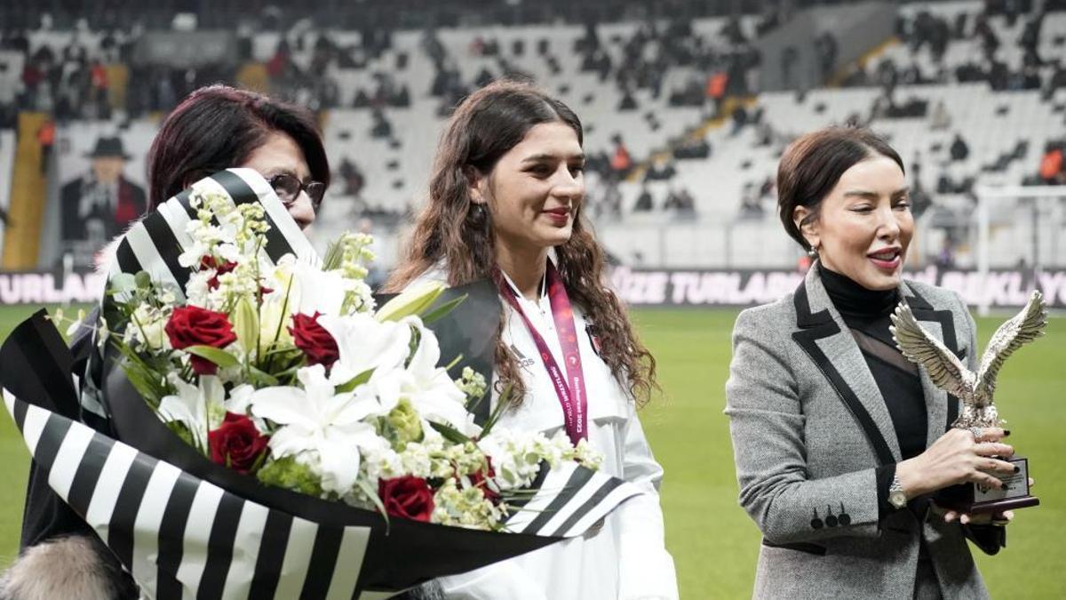 Beşiktaş’tan şampiyon güreşçi Nesrin Başa plaket