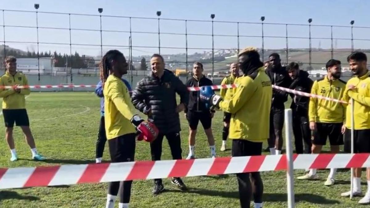 İstanbulspor’da ring kuruldu! İki futbolcu boks eldiveni giydi