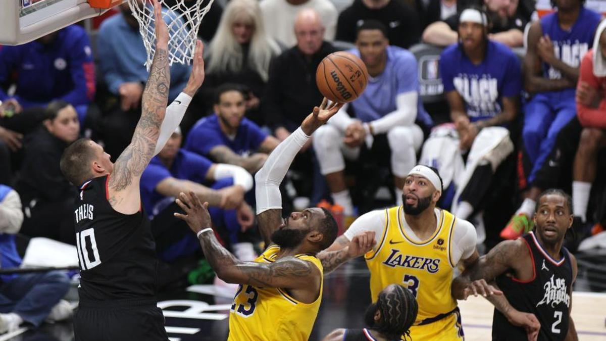 NBA’de Los Angeles derbisinin kazananı Lakers oldu