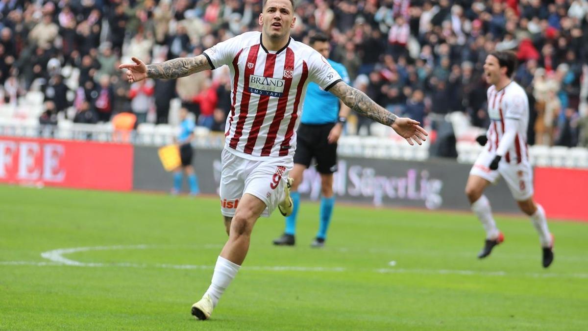 Sivasspor’da Rey Manaj milli takımından davet aldı