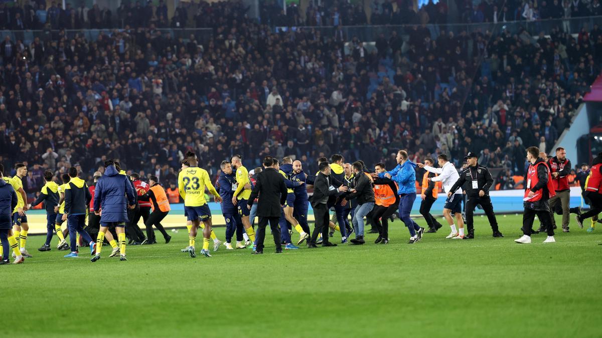 Ali Yerlikaya açıkladı! Trabzonspor – Fenerbahçe maçı sonrası 12 şahıs yakalandı