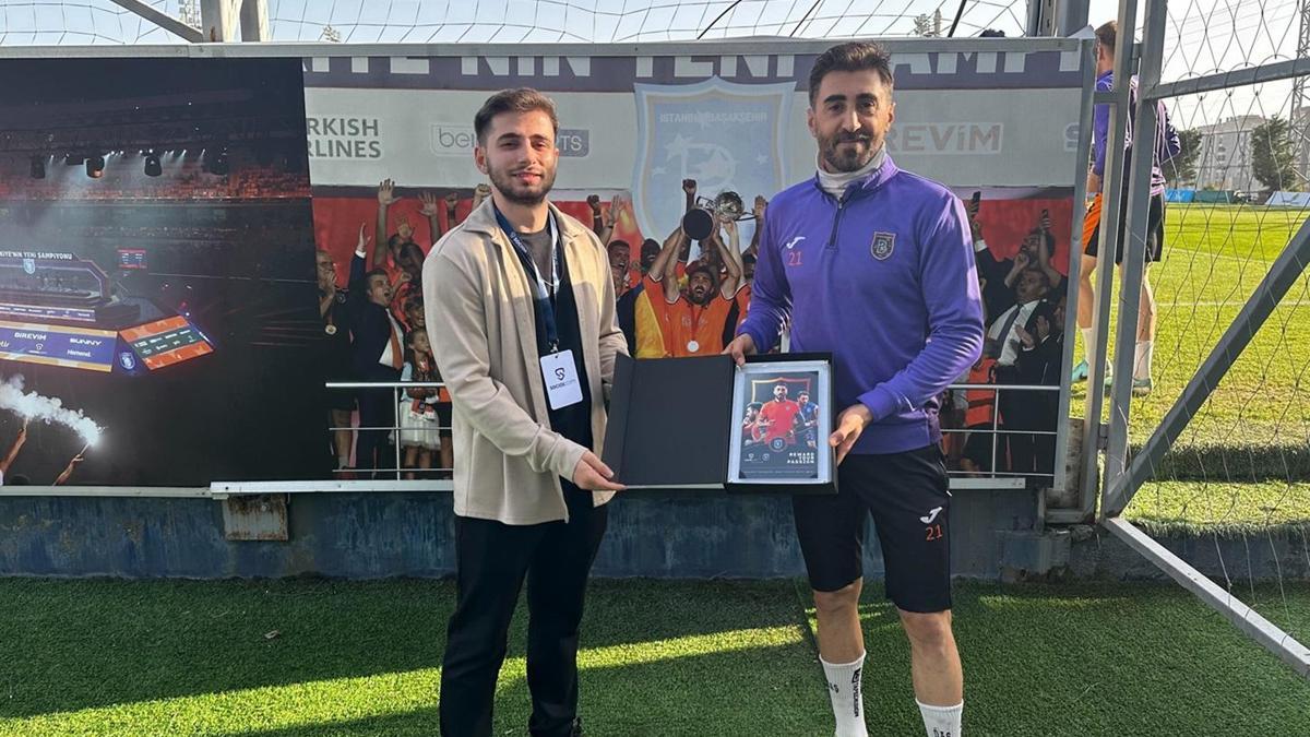 Başakşehir taraftarlarından, Mahmut Tekdemir’e özel ödül