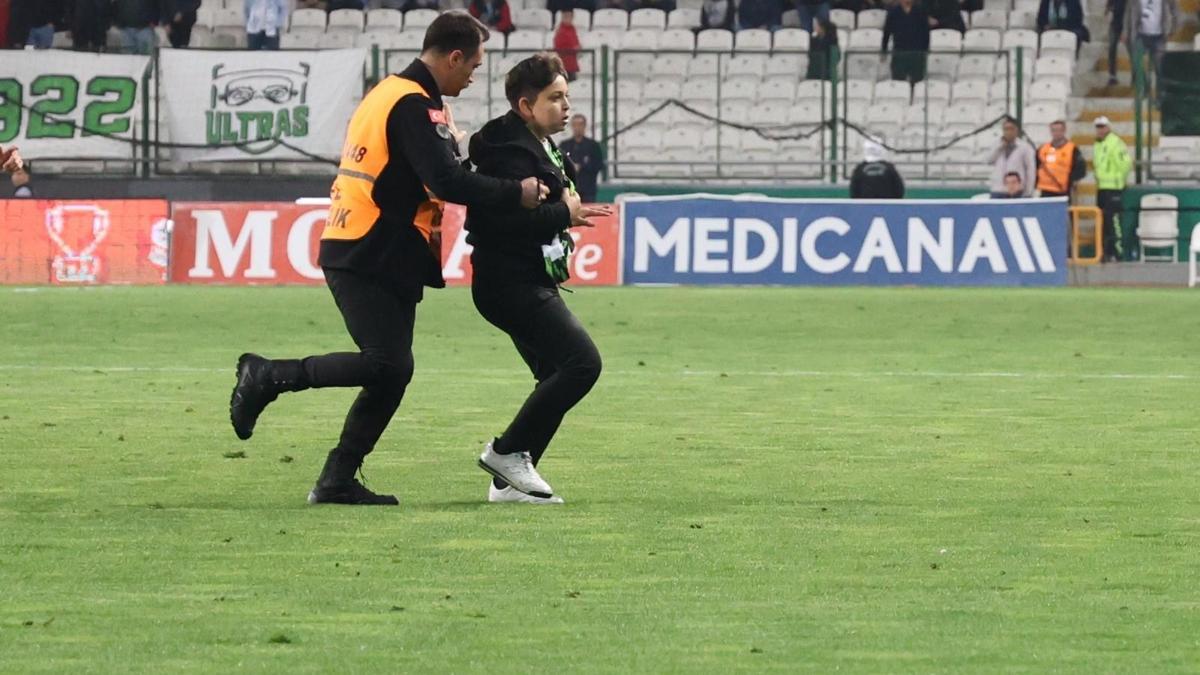 Konyaspor – Trabzonspor maçında sahaya taraftar indi