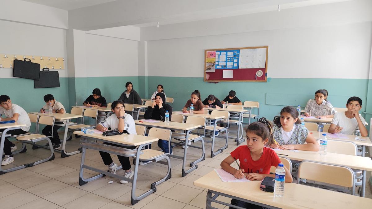 Silopi’de ‘Kitap Kurdu’ yarışmasının sınavı yapıldı