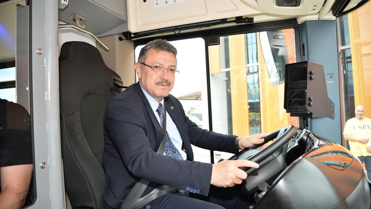 Başkan Genç, elektrikli otobüsü sürerek test etti