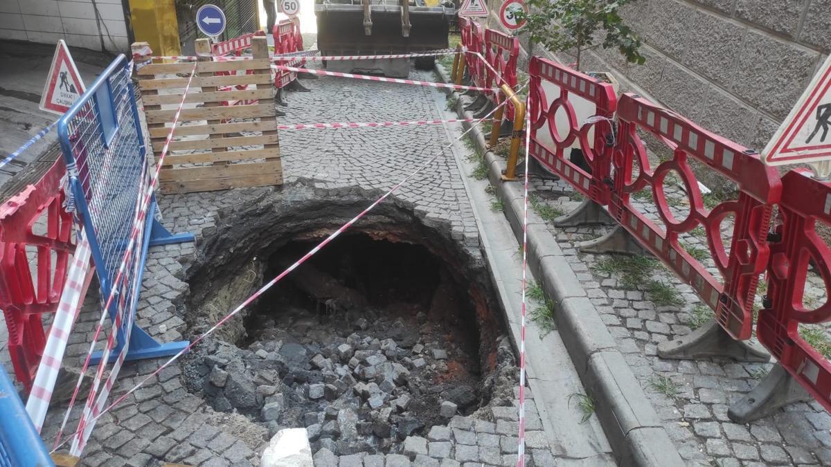 İstanbul- Beyoğlu'nda yol çöktü