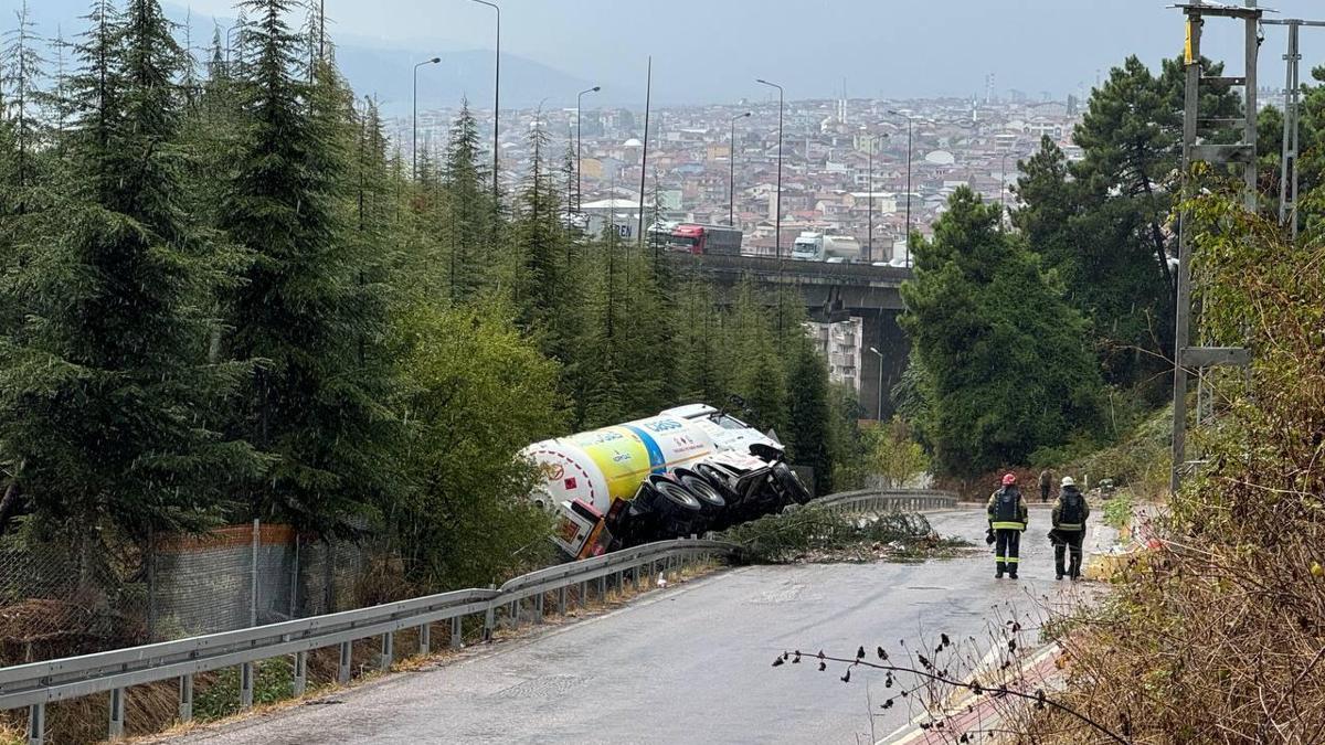 Anadolu Otoyolu'nda zincirleme kaza nedeniyle yol ulaşıma kapandı