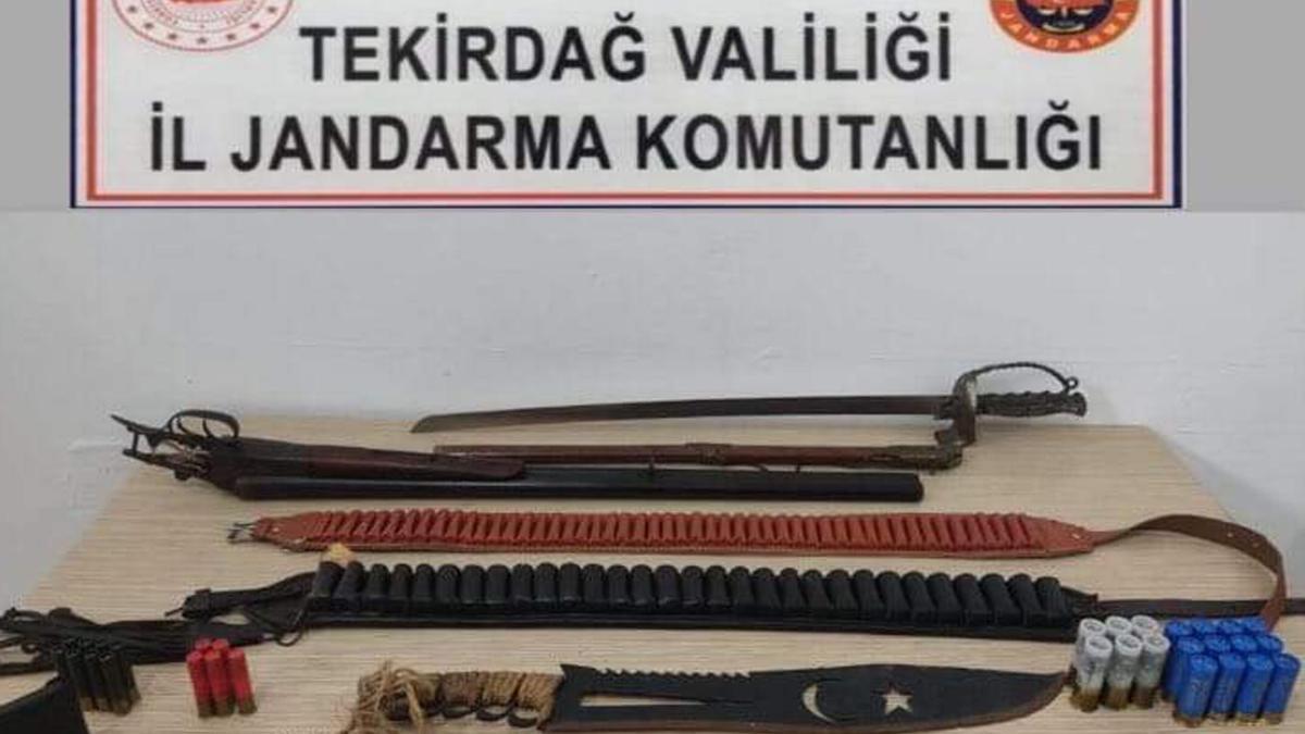 Evinde kılıç, kasatura, pala bulunan şüpheli gözaltında