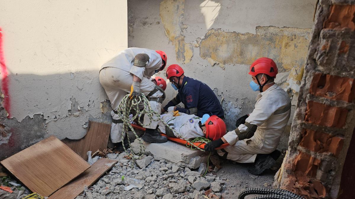 Yarışmaya hazırlanan madencilerden arama kurtarma tatbikatı