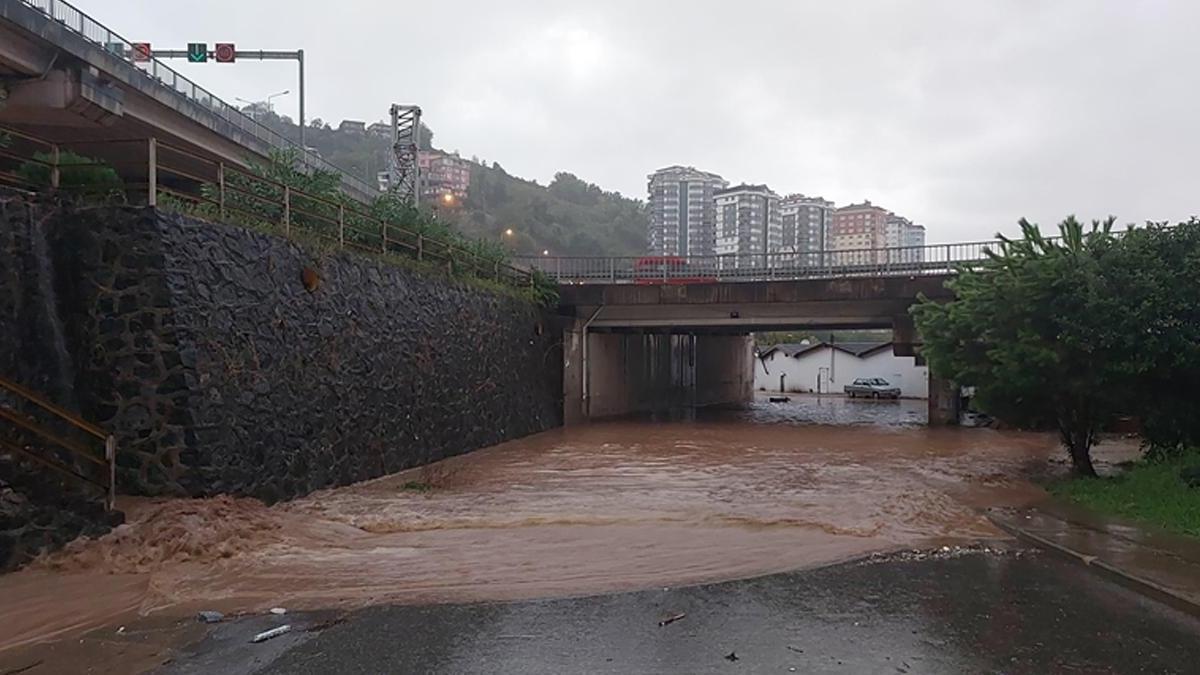 Trabzon'u sağanak vurdu! Irmaklar taştı, ev ve iş yerlerini su bastı