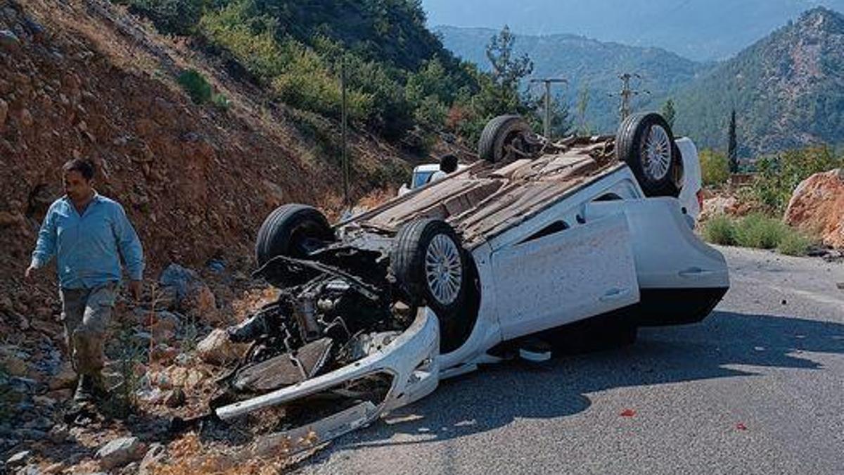 Gaziantep’te devrilen otomobildeki 2 kişi yaralandı