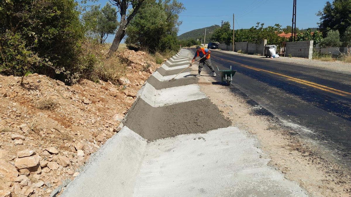 Muğla'da güvenli yollar için 83 kilometre hendek betonu çalışması