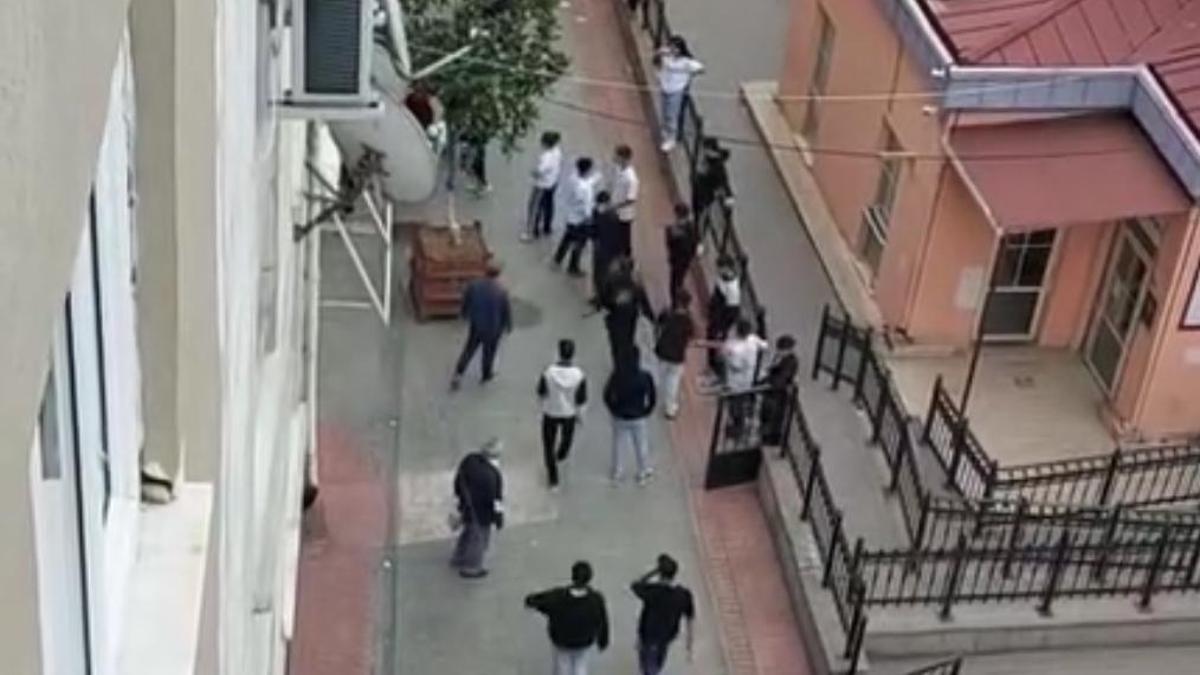 İstanbul-Beyoğlu'nda iki grubun tekme ve yumruklu kavgası kamerada