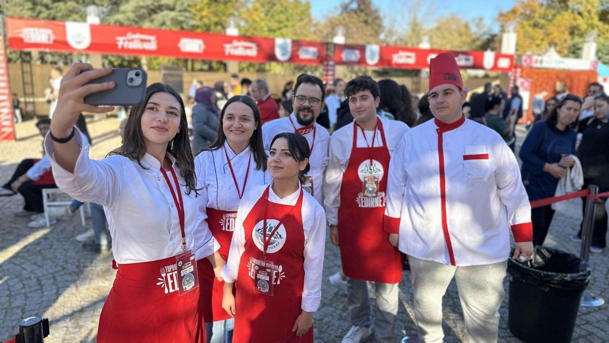 Edirne'de liseli şefler, en lezzetli 'ciğer sarma'yı yapmak için yarıştı