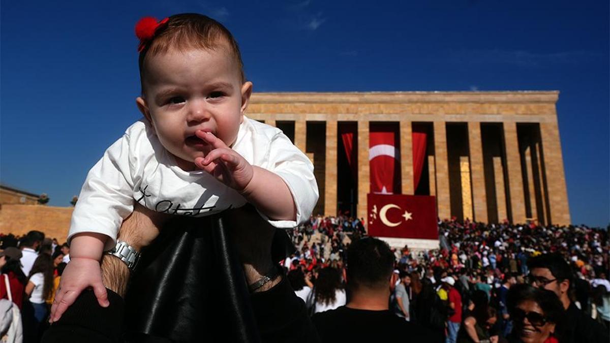 On binler Ata'ya koştu