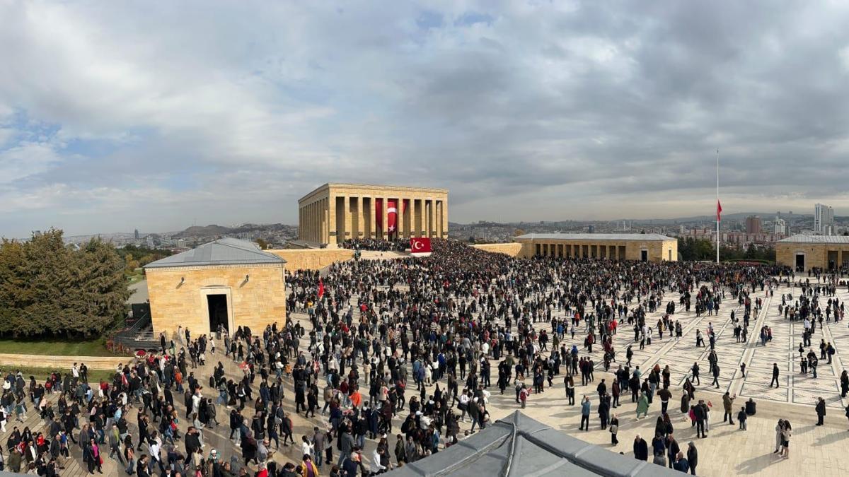 10 Kasım'da Anıtkabir'i 1 milyon 92 bin kişi ziyaret etti