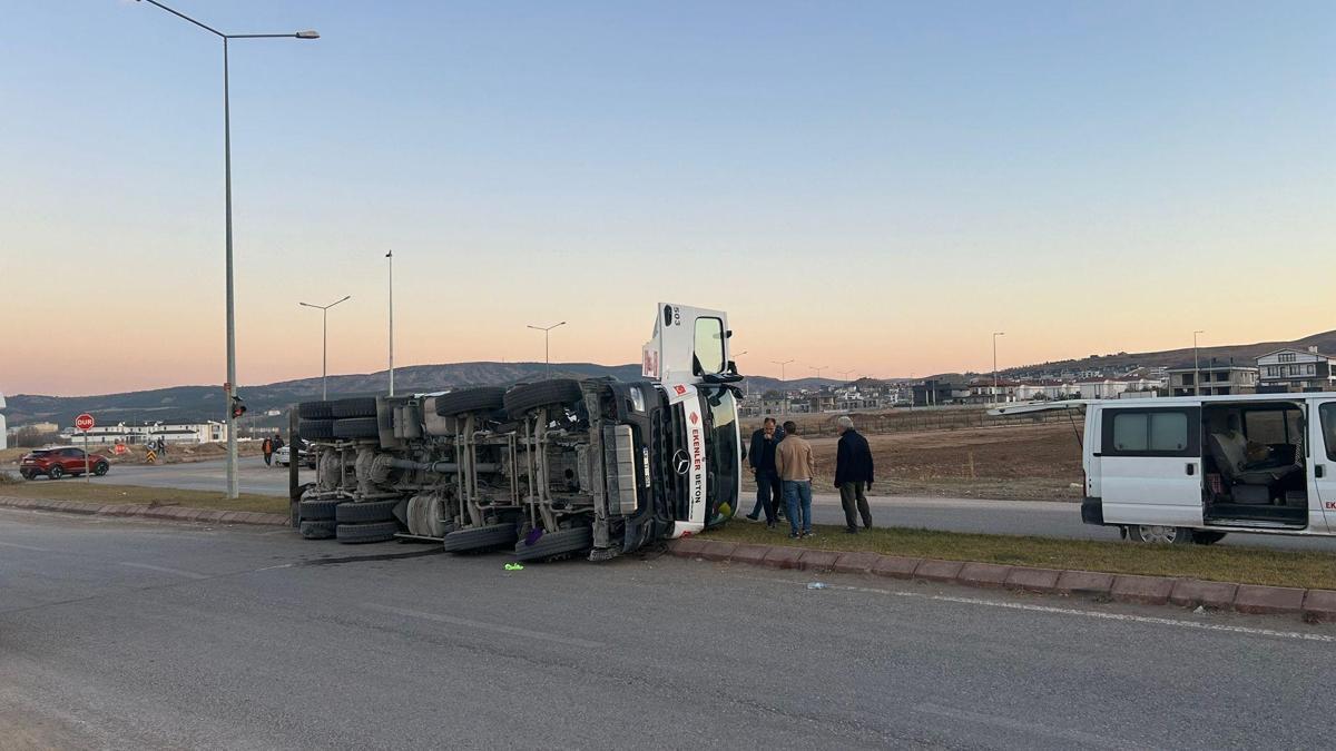 Sivas’ta beton mikseri devrildi, sürücü yaralandı