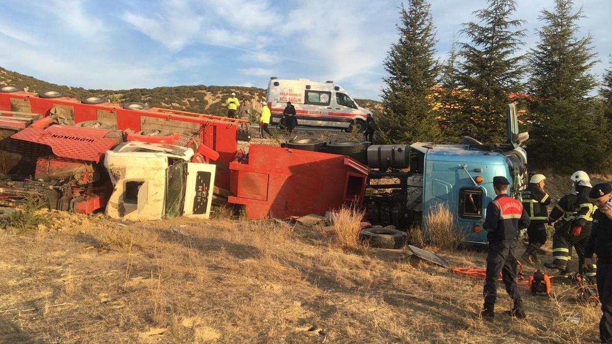 Devrilen TIR'ın sürücüsü hayatını kaybetti