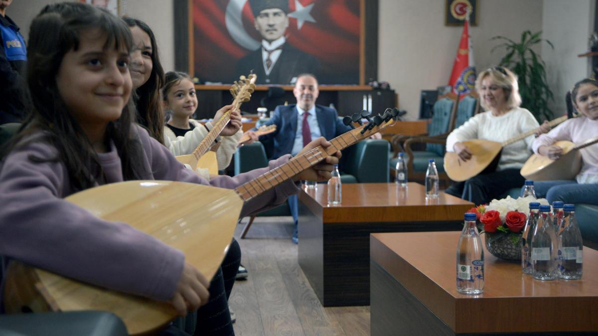 Polisin desteğiyle suçtan uzak durup, eğitim alan dezavantajlı çocuklardan bağlama dinletisi