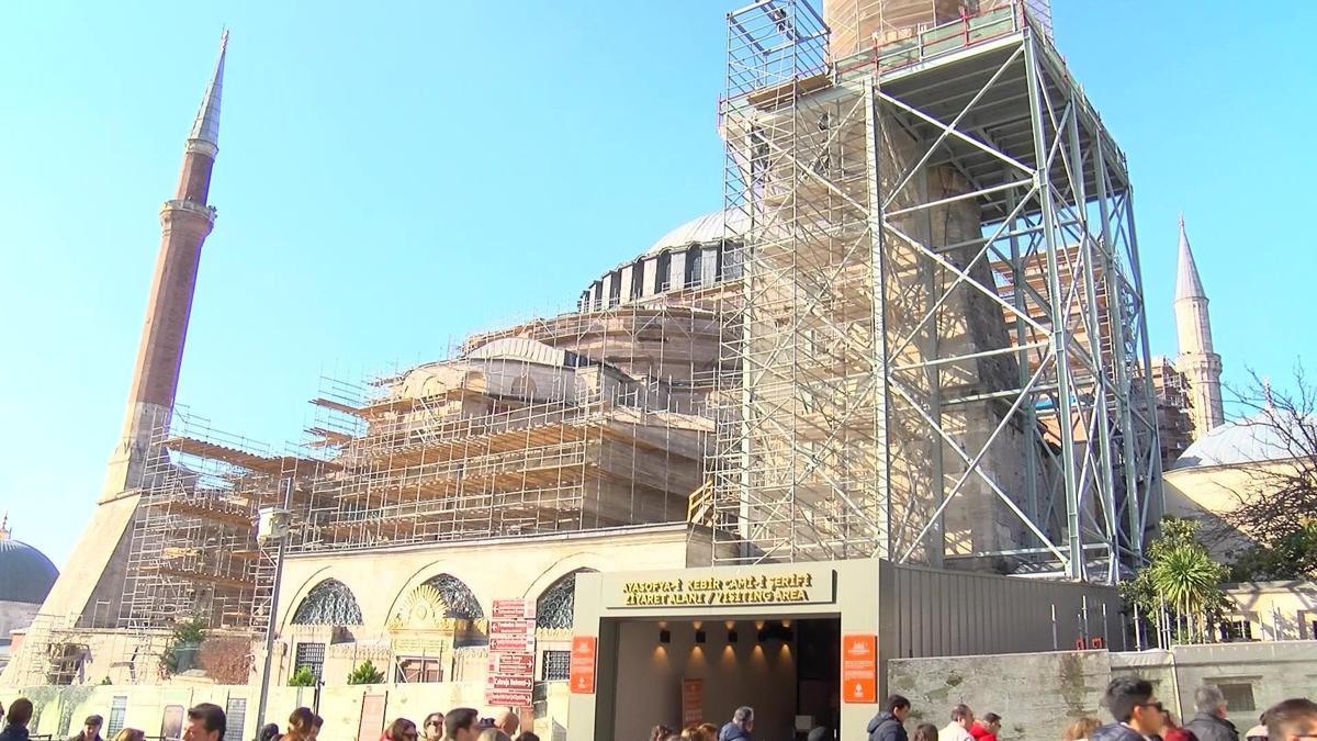 İstanbul - Ayasofya-i Kebir Cami-i Şerifi'nde ikinci restorasyon: Dev iskele kuruldu, 2'nci Bayezid Minaresi'nin bir bölümü söküldü