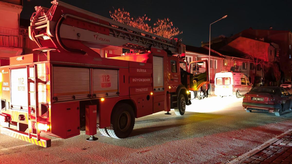 Bursa'da 5 katlı binanın çatısında çıkan yangın söndürüldü