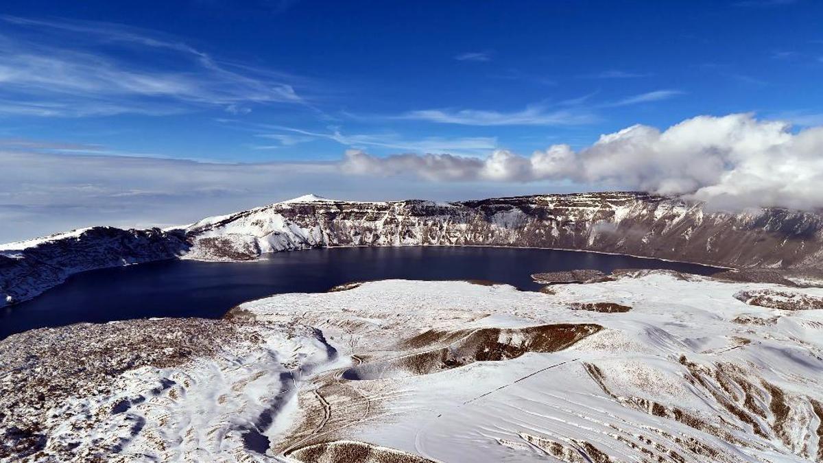 Nemrut Krater Gölü'nde kış güzelliği