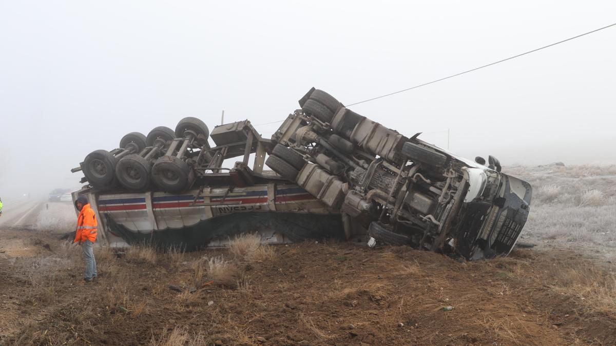 Eskişehir’de kamyon ve kamyonet şarampole devrildi; 1 yaralı