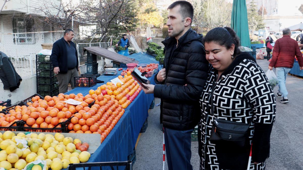 Görme engelli öğretmen çiftin gözü yapay zeka oldu