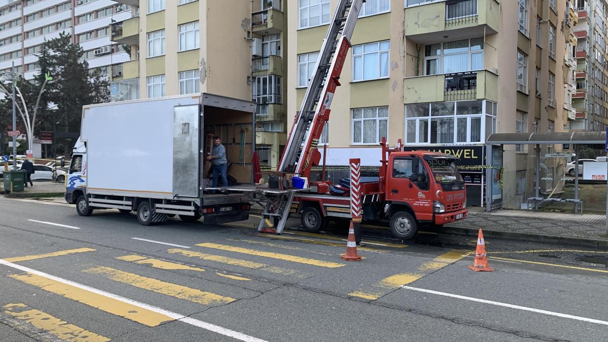 Rize'de fırtına sonrası mühürlenen 8 katlı binada oturan aileler taşınıyor