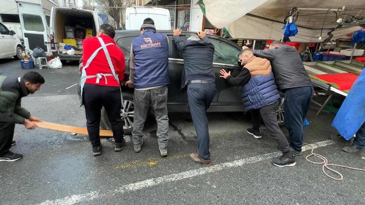 İstanbul- Avcılar'da pazar yerinde unutulan cipi hep birlikte çektiler