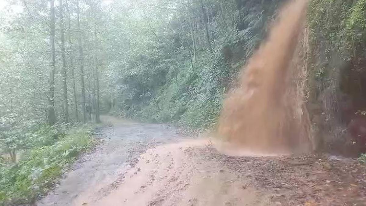 Rize heyelan köy yolunu kapattı; taş duvarın yıkılma anı kamerada