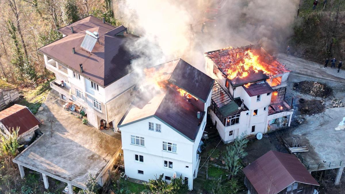 Ordu’da sobadan çıkan yangında 3 evde hasar oluştu, 1 kişi hayatını kaybetti