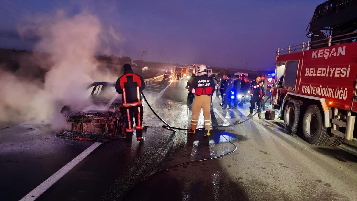 Edirne'de seyir halindeki otomobil yandı