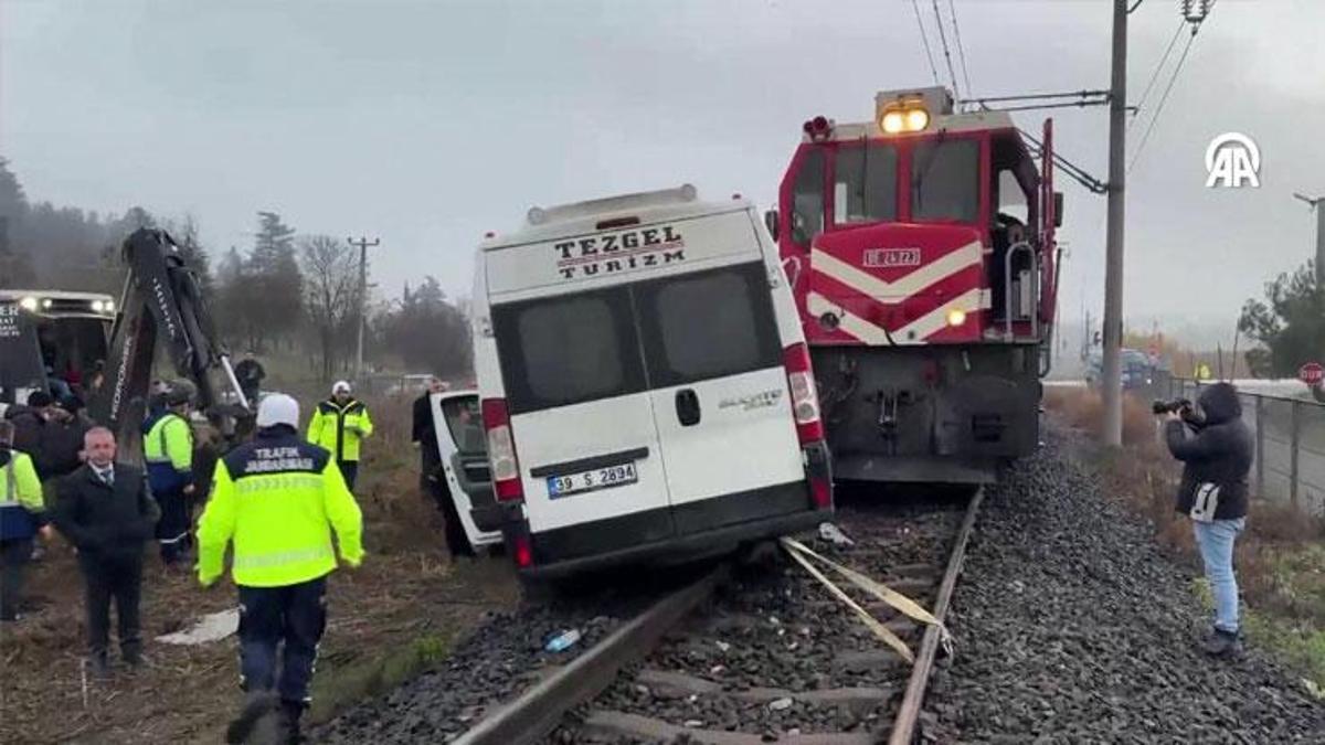 SON DAKİKA: Kırklareli’nde bir yük treni, işçi servisine çarptı