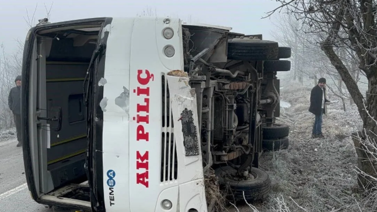 İşçi servis minibüsü buzlanan yolda devrildi; 9 yaralı