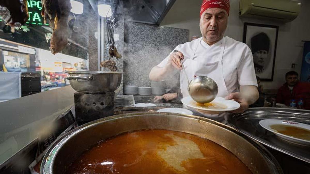 LEZZETİYLE SINIRLARI AŞTI! Sadece Güney Doğu'da değil İzmir'in o ilçesi de güne kebapla başlıyor! iŞTE KUYU KEBABI VE ÇORBASININ LEZZET SIRRI