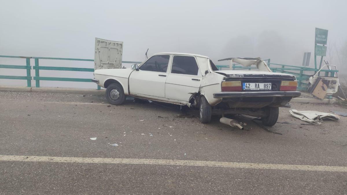 Seydişehir'de bariyerlere çarpan otomobildeki 2 kişi yaralandı