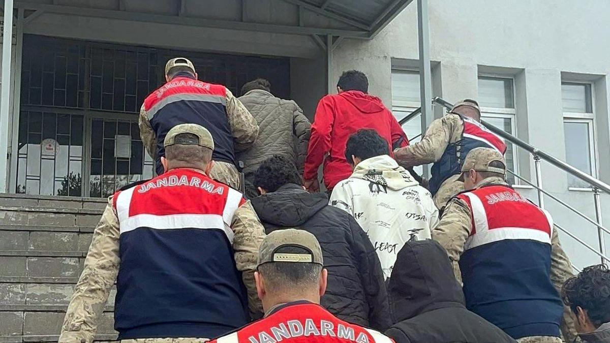 Bitlis'te 21 kaçak göçmen ile organizatör yakalandı