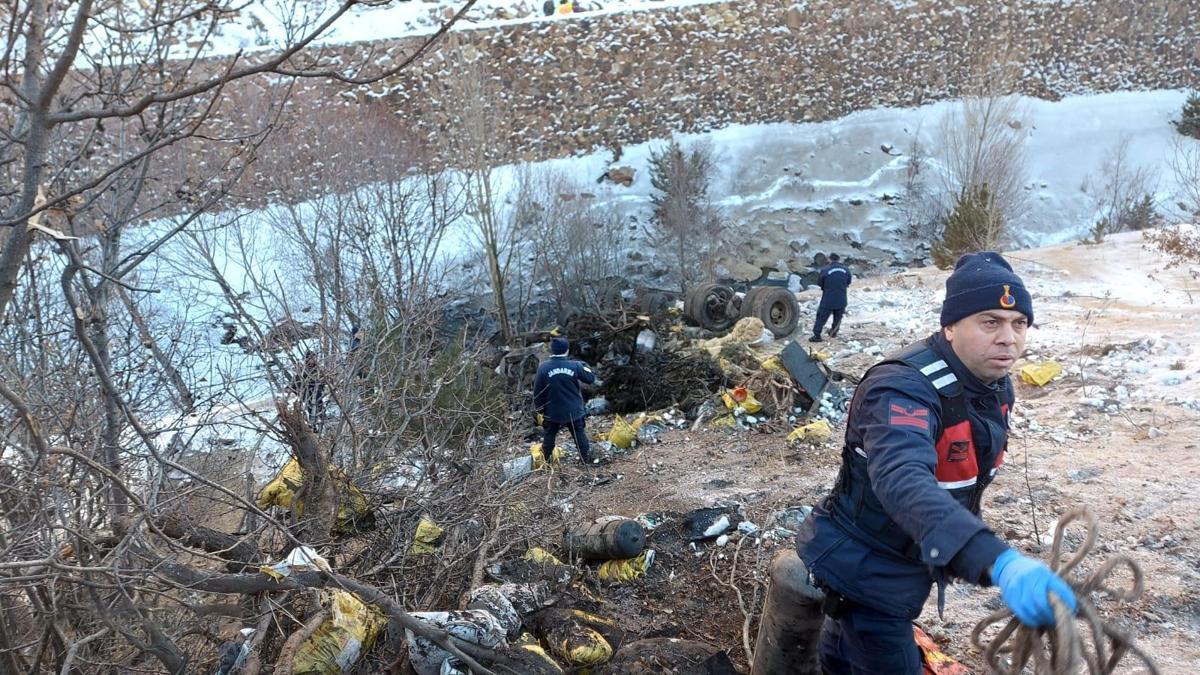 Uçuruma yuvarlanan kamyonun şoförü öldü; cenazeye sabah ulaşılabildi