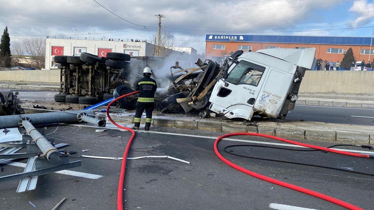 Tekirdağ'da devrilen TIR'ın sürücüsü yaralandı