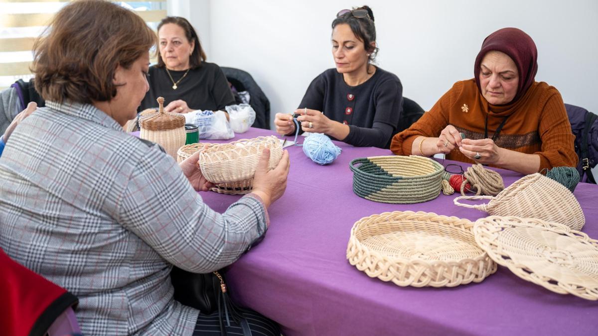 Kadınlar el işi kurslarında yeteneklerini keşfediyor