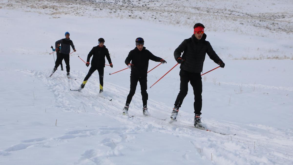 Yüksekova’ya kar yağdı, kayakçılar yarışlar için çalışmalara başladı