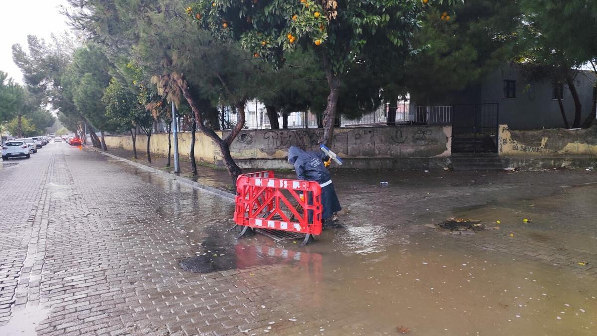 Aydın'da beklenen sağanağa karşı belediye ekipleri, teyakkuza geçti