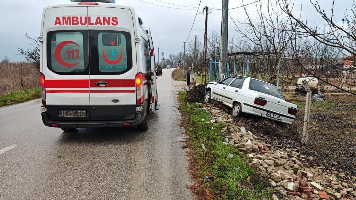 İnegöl'de elektrik direğine çarpan otomobildeki 2 kişi yaralandı